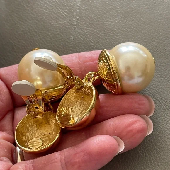 Vintage Givenchy Gold Logo & Faux Pearl Drop Clip-On Earrings - Picture 4 of 6